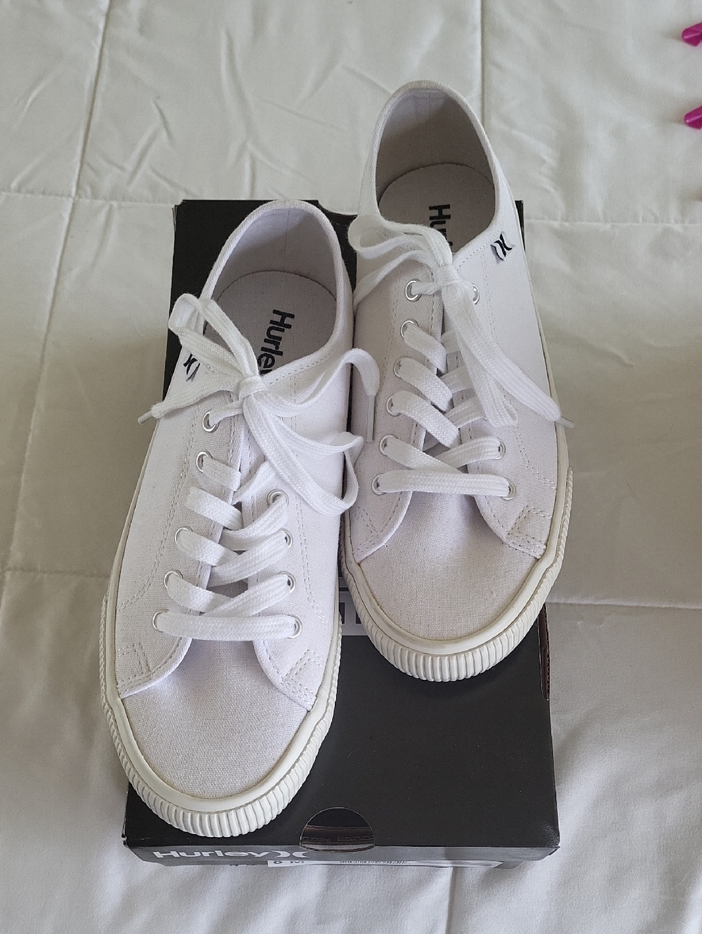 NWT Hurley Bright White Canvas Low-Tops with memory foam insole. Size 8